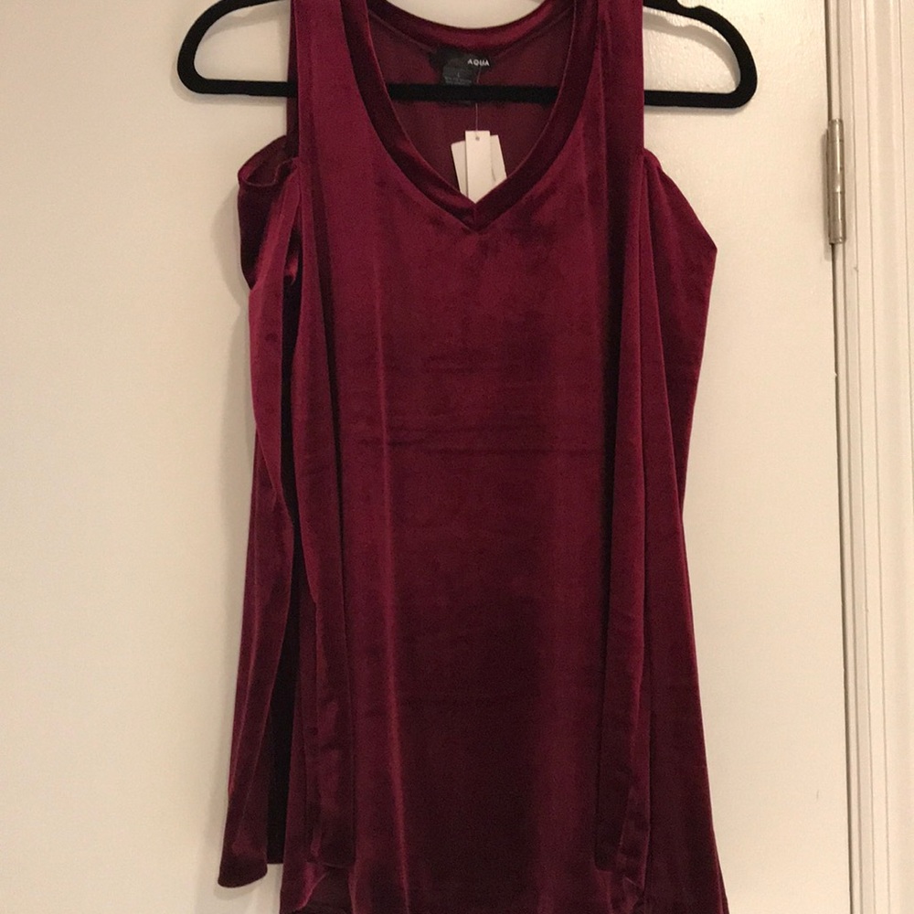 NWT Aqua cold shoulder velour shirt sz L